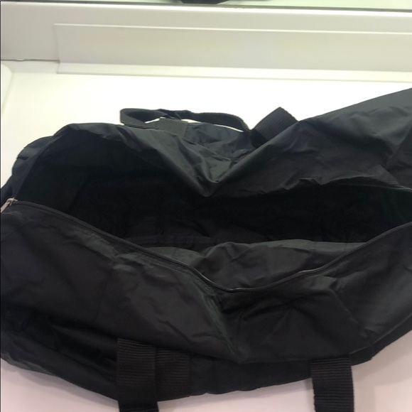 Nylon overnight bag; side pocket; w/zipper, clean - Picture 6 of 8